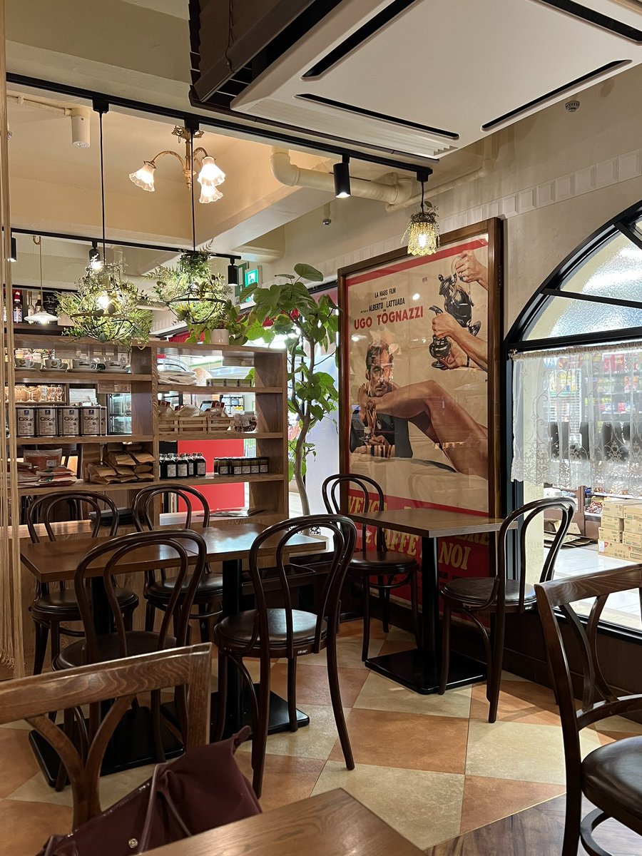 ccafe_breadcafe's tweet photo. これ知ってる人どのくらいいる？🤔
福岡のお土産なんだけど、

「スフォリアテッラ」

っていうバリバリ食感が特徴的なスイーツ✨これ衝撃的だよ？！🫢🫢🫢

県外の友達にぜひ食べてもらいたくて
この前行ったんだけど、
え、やばっ‼️って連呼してた🤭
博多駅のマイング横丁内にある
🍽️CAFE OSPITALE https://t.co/bJ3gTb6Kvm