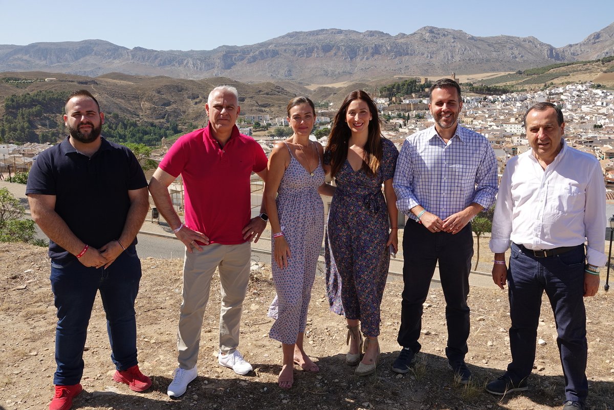 PSOEmalaga's tweet photo. ✊🌹 El PSOE de Málaga pide el voto a los votantes del PP que se avergüencen de los pactos con VOX 

👉Los socialistas priorizan en su programa un gran acuerdo para continuar bajando el paro hasta conseguir el pleno #empleo

https://t.co/A0jtrSlinP 

#VotaPSOE #23J https://t.co/3QxjkoIMdQ