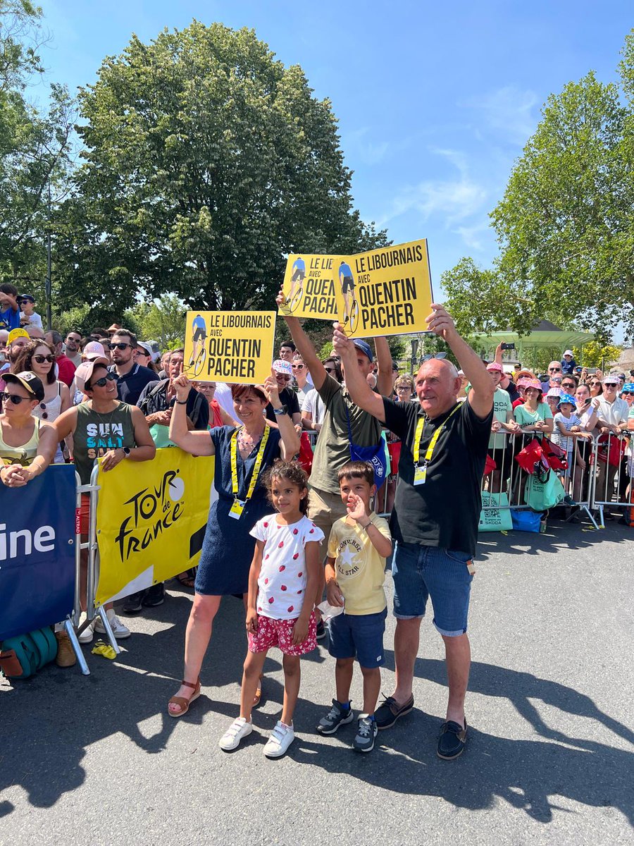 LeTour's tweet photo. 👨‍👩‍👧‍👦The strongest support a rider could get, Family

👨‍👩‍👧‍👦Le meilleur soutien pour un coureur, sa famille 

@QuentinPacher | #TDF2023