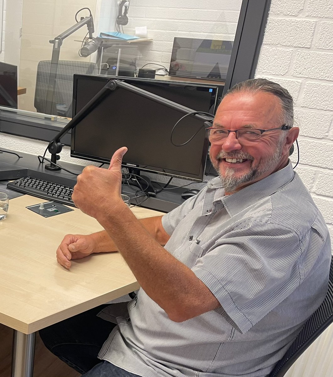 Vanmiddag van 12 tot 14.00 uur de herhaling van ons radioprogramma <a href="/IJsselmagazine/">IJsselmagazine</a>  bij <a href="/rtvhattem/">Toon Spoorenberg</a> .
Studiogast is <a href="/HenriBouwmeest1/">Henri Bouwmeester</a>  hij is de voorzitter van @RMCdeHanze regio Zwolle en nu voorzitter van @steekomroep @1IJsseldelta Hij gaat er over vertellen.
2e u andere info!