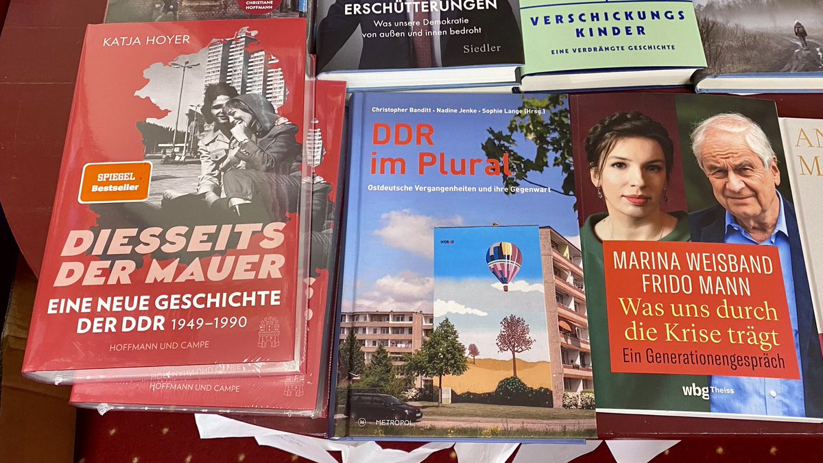 schoene_jens's tweet image. In der freien Wildbahn gesichtet: der neue Stipendiat/innen-Band der @BAufarbeitung. In #Templin &amp;amp; next to @hoyer_kat.

Glückwunsch an die Herausgeber/innen Christoph Banditt, @Nadine_Jenke &amp;amp; @SophieLange20!