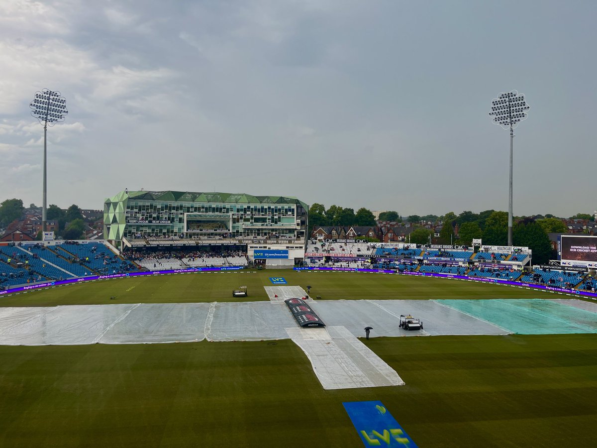 mickyoung17's tweet photo. ⁦@BBCSport⁩ ⁦@YorkshireCCC⁩ ⁦@englandcricket⁩ Well it’s thundering and lightning here at Headingley and we will be extremely lucky to get any play today https://t.co/s2kMpcey1W