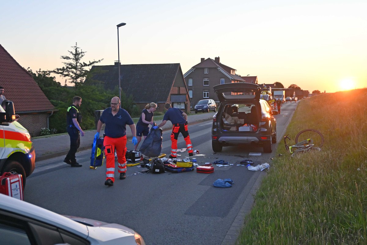 CrimeNewsHH's tweet photo. #Rennradunfall in #Hoopte Landkreis Harburg - Bikerin übersieht geparktes Auto und kracht hinein. #Rettungshubschrauber im Einsatz.
FOTO: Andre Lente https://t.co/p8E3XKhT3T