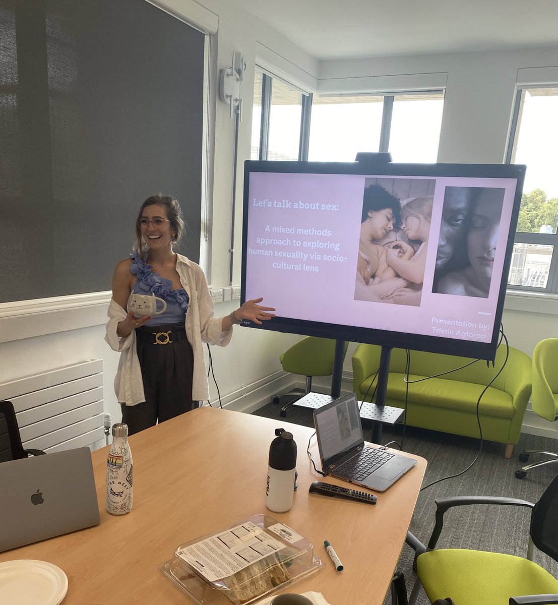 Had so much fun chatting about the different methods I’ve used to approach  #humansexuality research throughout my PhD @BrunelPsy!Thanks for inviting me @SamFerr83542201 - it was a ✨pleasure✨ !! 
.
.
P.S. Cat mugs assist w/ audience engagement 😽