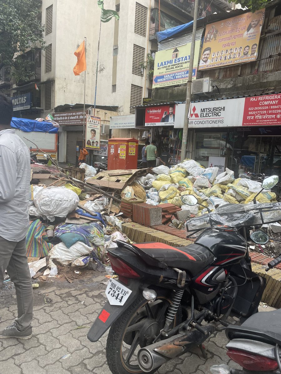 What is this pile of garbage on the bhai Bhagat sing marg , Dn nagar Andheri West. - it’s blocking the traffic and with auto rikshaws parked along this road making it difficult to pass. <a href="/MTPHereToHelp/">Mumbai Traffic Police</a> <a href="/mybmc/">माझी Mumbai, आपली BMC</a> <a href="/AndheriLOCA/">ANDHERI LOKHANDWALA OSHIWARA CITIZEN'S ASSOCIATION</a>
