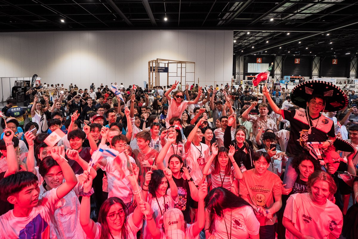 Le Parc des Expositions est en effervescence jusqu'à dimanche avec une multitude d'activités pour tous les amateurs de robotique 🙌

The Bordeaux Exhibition Centre is a buzz until Sunday with a host of activities for all robotics enthusiasts 🙌

📸 Valentin Videgrain