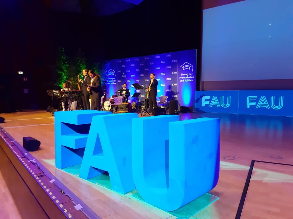 UniFAU's tweet photo. Nun geht's endlich los mit der Ehrung unserer #Promotionsjubilare. #FAU #FAUtogether https://t.co/UCT15g85iP
