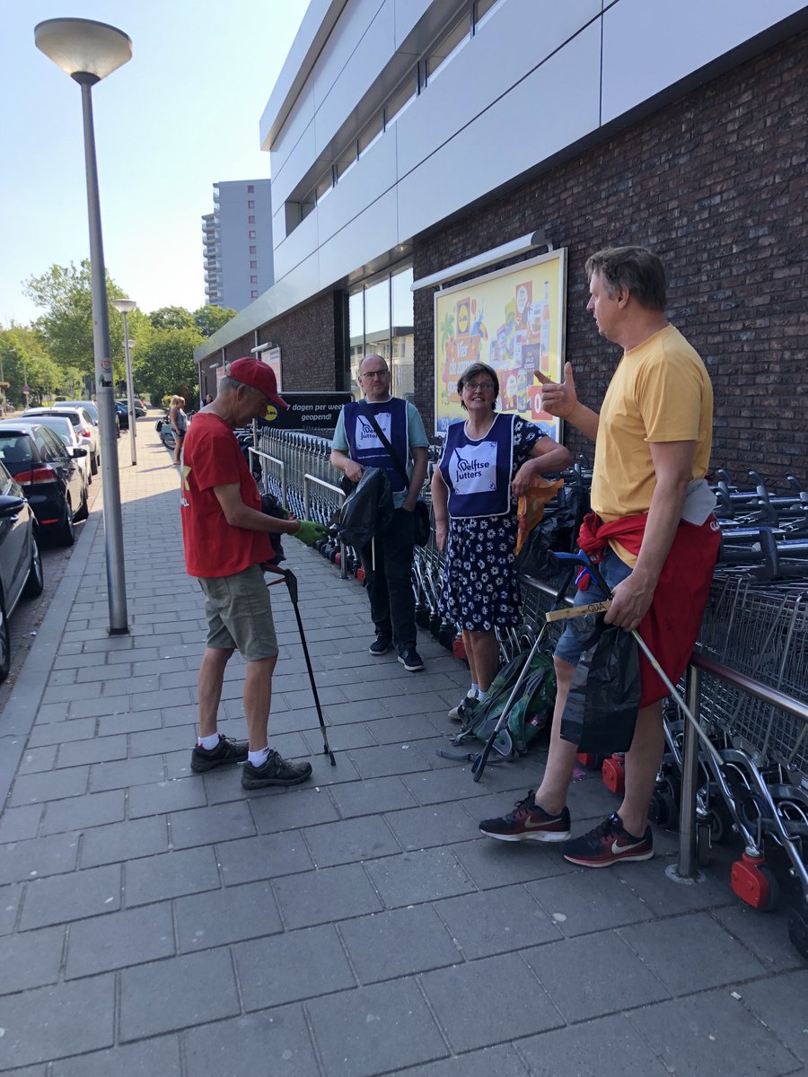 infocleanupall1's tweet photo. Samen met de @delftsejutters een cleanup gehouden in het Buitenhof ! Griegstraat en omgeving ! 10 vrijwilligers en 16 zakken huisvuil !  Naast het zwerfplasic oppikken ook heel leuke gesprekken gehad met buurtbewoners o.a. Een 40 kuper in de wijk plaatsen voor grofvuil https://t.co/3pKJNlFhQI