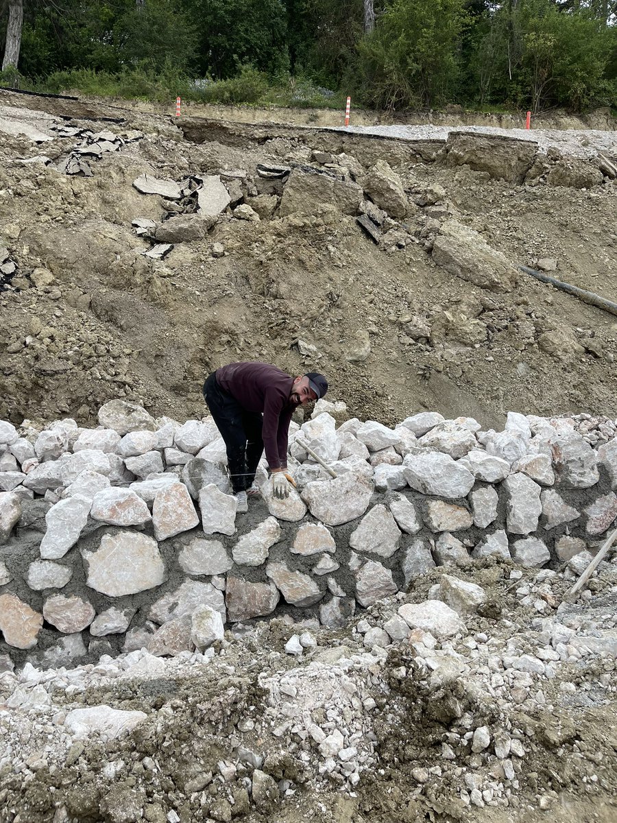 Türkiye için utanılacak bir görüntü. Mühendis arkadaş ekmeği için taş duvarda çalışıyor.Bravo Türkiye