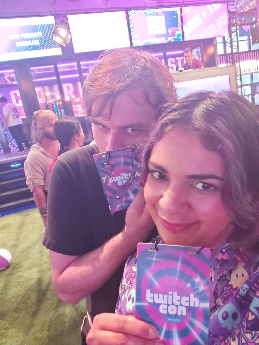 hades_kitty's tweet photo. Arrived with @_jeffyard_! Thank you for all the kind messages, we are safe from the riots.
#TwitchConParis #moreover https://t.co/avpMZXO5J7