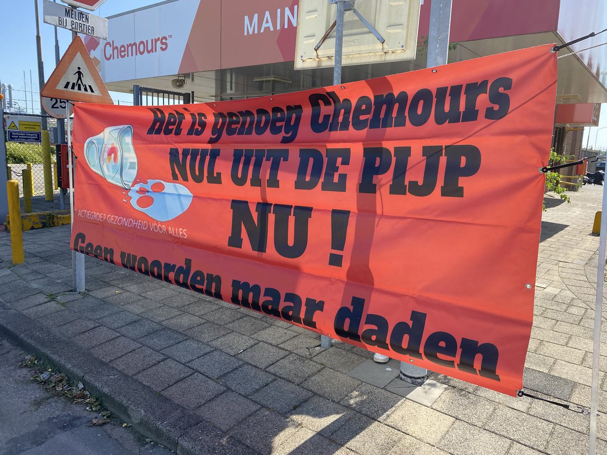 Voor de 170ste keer de wekelijkse emmertjes bijeenkomt tegen (PFAS) vervuiling. Lozingen moeten stoppen. Nul uit de pijp, is noodzakelijk👊. Ook vanuit Alblasserdam (Lammetjeswiel) een emmer met besmette grond🌹. <a href="/GemAlblasserdam/">Gemeente Alblasserdam</a> <a href="/AnneKoningDelft/">Anne Koning</a> <a href="/MChahim/">Mohammed Chahim</a>