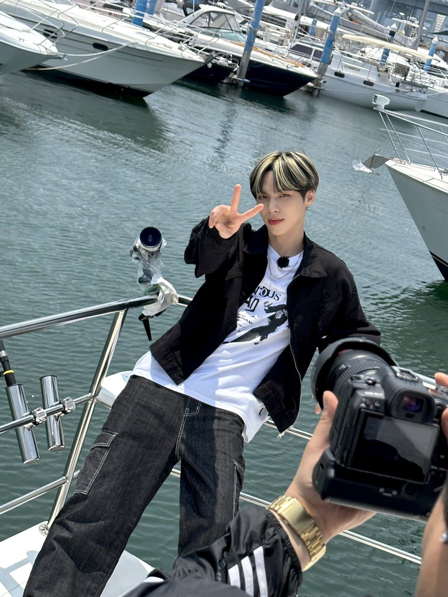CIX_twt's tweet photo. 픽스들 아이돌트럭 봐쎠~~?😁💙

#CIX #FIX #BX #이병곤 #병곤 #평픽사💙 https://t.co/GRg2S4jWY9