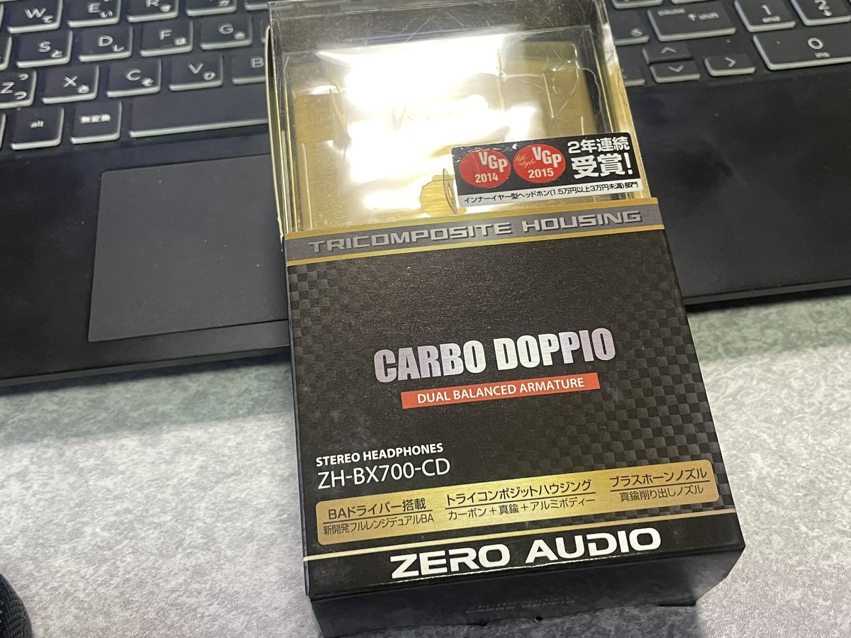 tasakki_t's tweet photo. 届きました！！
ZH-BX700-CD CARBO DOPPIO
数年ぶりに手に取る懐かしさ。。
家には昔持ってた箱と付属品しか残ってなかったな。
#ZEROAUDIO https://t.co/P66BHQmKoW