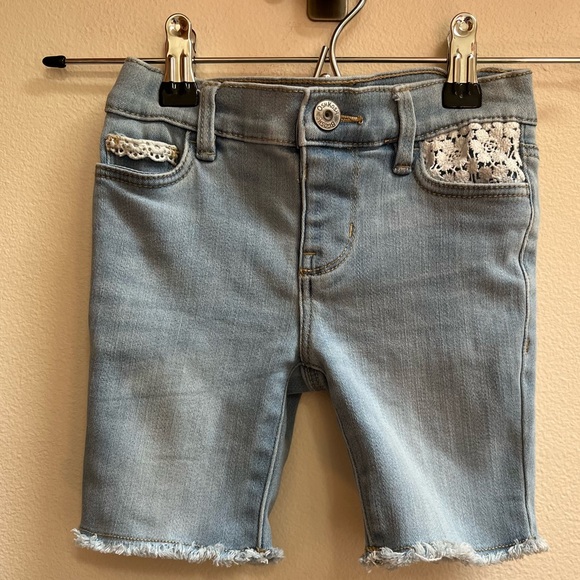 MyPrettyCandles's tweet photo. So good I had to share! Check out all the items I'm loving on @Poshmarkapp #poshmark #fashion #style #shopmycloset #wondernation #penelopemack #oshkoshbgosh: https://t.co/2t6Ul9qEVc https://t.co/BmnibxzmTc