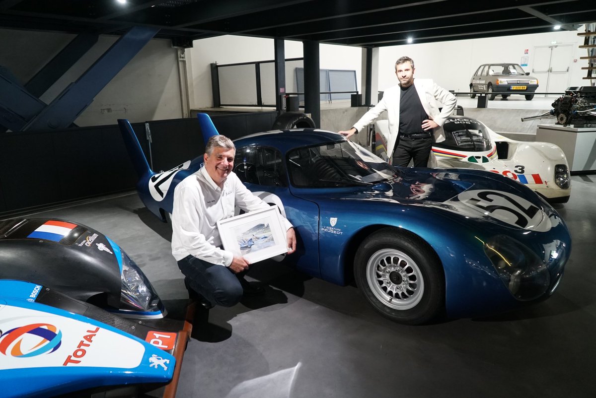 LesVoituresCom's tweet photo. Ce matin, Thomas de Chessé a offert à Xavier Crespin  (Directeur de @AventurePeugeot) l’aquarelle réalisée par l’artiste Margarita. Cette œuvre met en scène mon départ au « @lemansclassic » au volant de cette rare CD SP66 Le Mans à moteur #peugeot. https://t.co/RvpLmIYcjT