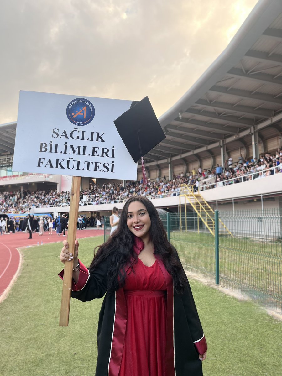 Ben mezun olduuuum 👩‍🎓♥️ #Akdenizüniversitesi @AkdenizProvince