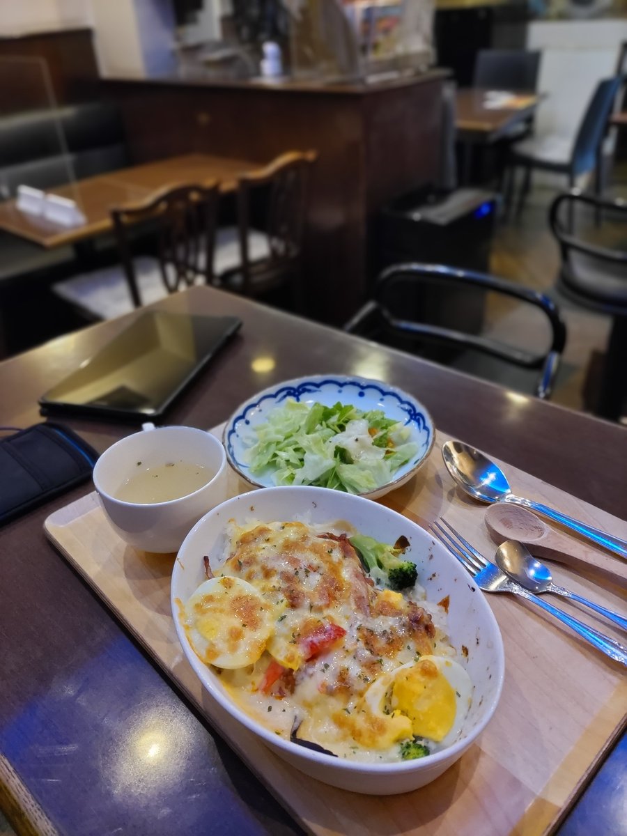 acchi_official's tweet photo. 久々に8時間寝て、すっごく遅い休日ランチを #PROCAFE で☕
今日はミラノ風ドリア🥘
デザートは後程🍨
店内で思わず吹き出したラオの顔🤣
なんと店内に #富樫勇樹 と #河村勇輝 のサイン入りタペストリー😱‼️
#Jms で買い物して #Coleman の保冷バック頂きました🥤
内窓の汚れ落としたかったのだ💦 https://t.co/N2F4TTeNJw
