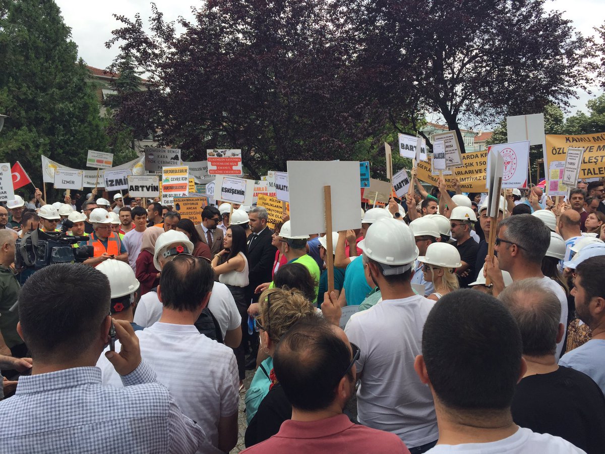 hakankaa82's tweet photo. Kamu Mühendisleri, Mimarları, Şehir Plancıları ve Emeklileri Anıtpark’ta  buluştular 💪❤️🇹🇷👷‍♀️👷🏼‍♂️

Mühendislik mesleğinin itibarı için alanlardayız…

@kaMUhendisleri @Kamuhder 
#KamuMuhendisleriBuluşuyor https://t.co/hus2QBm5Bu