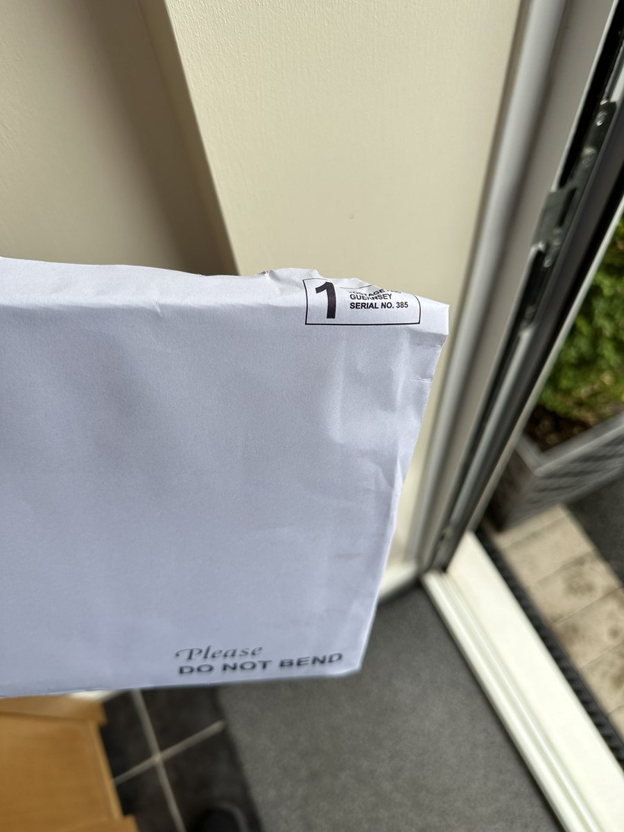 BigH1978's tweet photo. Hey @RoyalMailHelp have you considered teaching your posties to read? #donotbend https://t.co/TqnhfaxMes