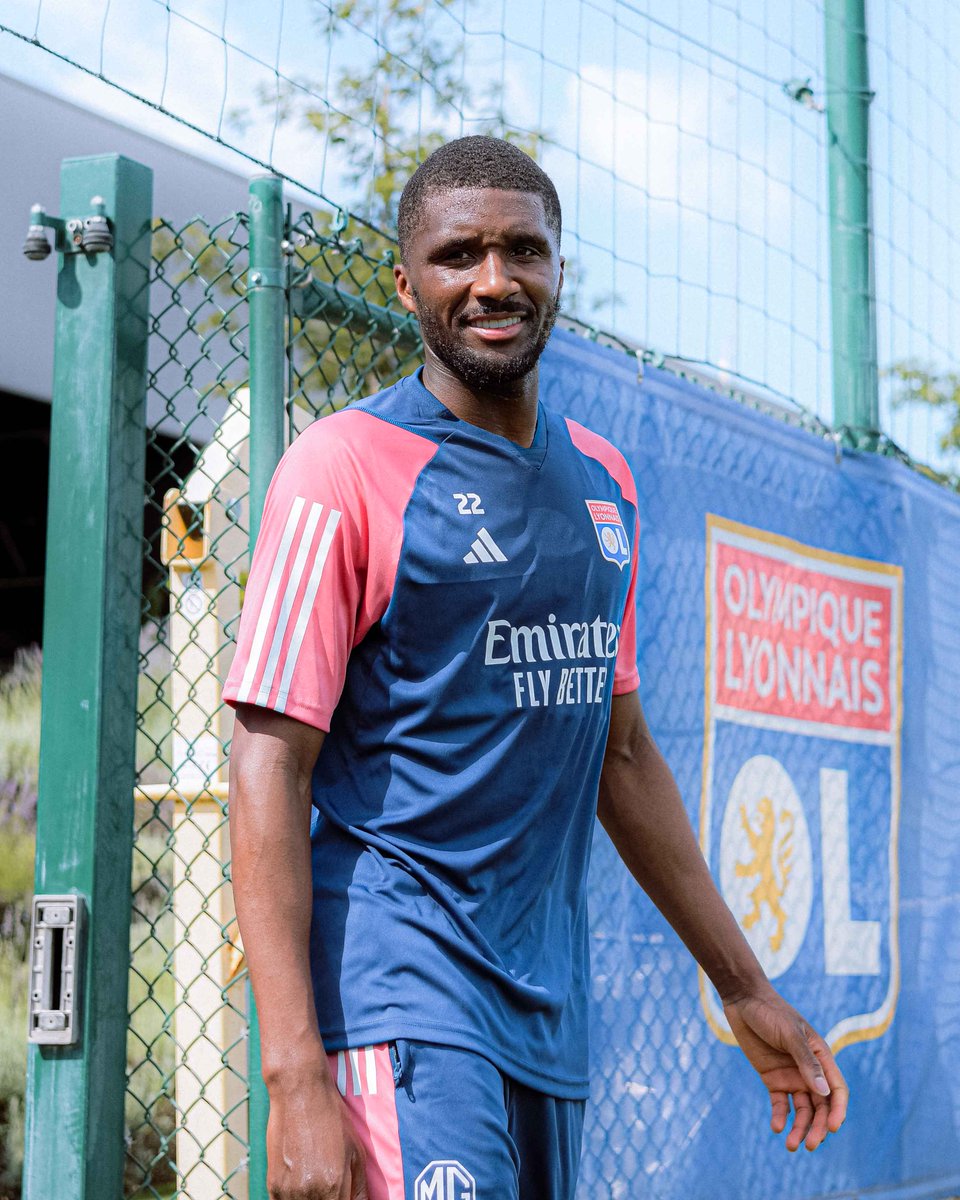 OL's tweet photo. Nouvelle séance d'entraînement pour nos Gones 👊🔴🔵 https://t.co/O9wj8G8OP9
