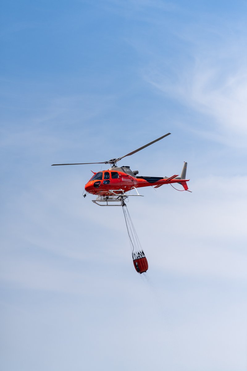 DaniAsiain's tweet photo. Helicóptero de @bomberos_na saliendo de rellenar en las piscinas de @villavatarrabia https://t.co/y49Qexqqcj