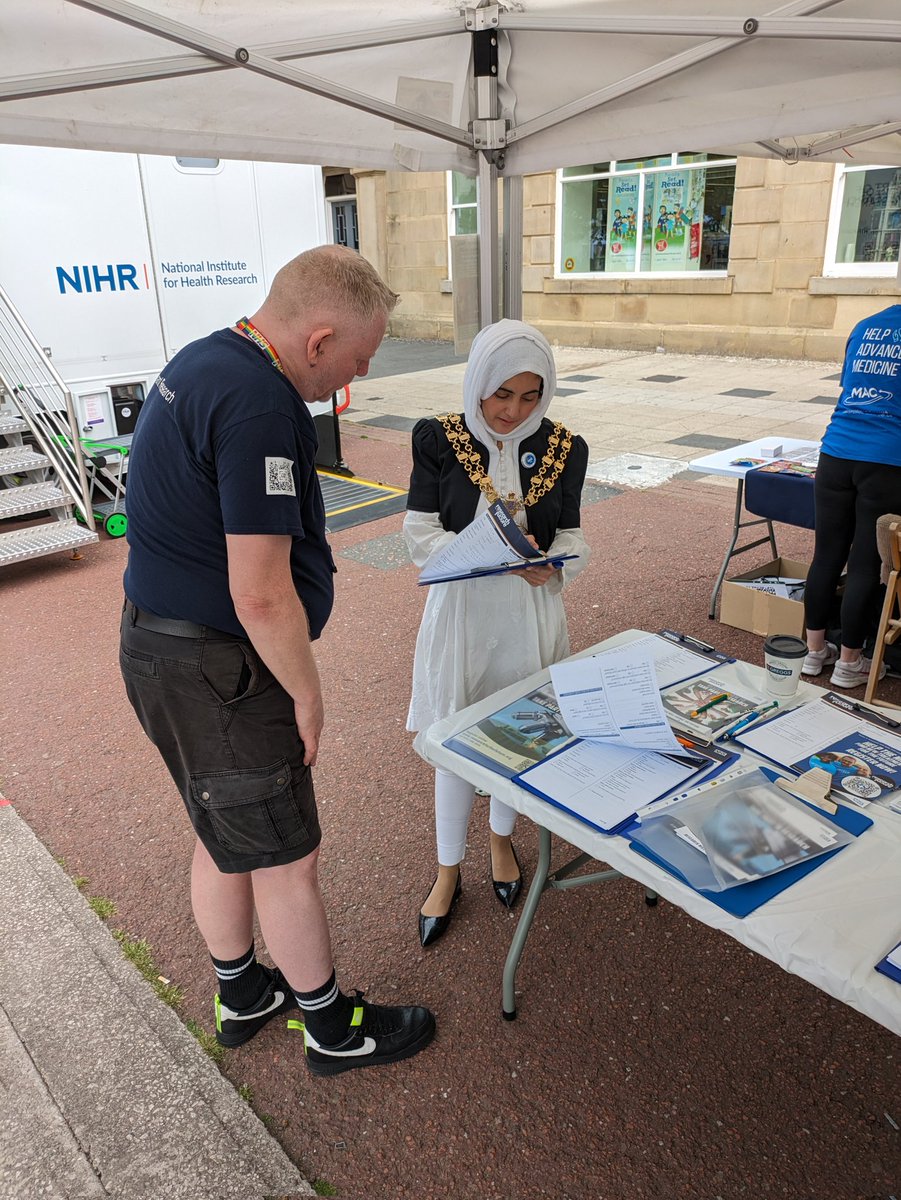If you're at our festival today, make sure you speak to our colleagues from @Research_Future and sign up to hear about research opportunities you might be interested in. Here's Cllr Tafheen Sharif, Mayor of Tameside, signing up.