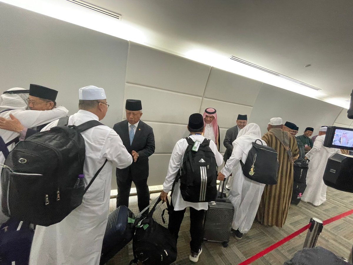 شارك سفير خادم الحرمين الشريفين لدى بروناي دار السلام الأستاذ /عماد بن عبدالعزيز المهنا اليوم مراسم استقبال المجموعة الأخيرة من حجاج بروناوي دار السلام القادمين من المملكة بعد ادائهم فريضة الحج، وكان في استقبالهم معالي وزير الشؤون الدينية وعدد من الوزراء وكبار المسؤولين في بروناي