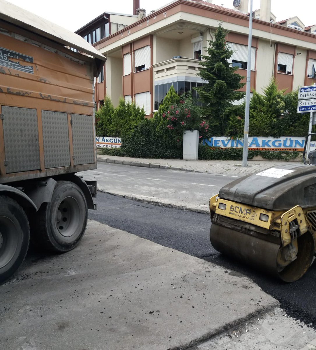 YOL BAKIM-ONARIM- YENİLEME- ASFALTLAMA çalışmalarımıza Bakırköy’ün tüm mahallelerinde ve sokaklarında devam ediyoruz.
Aralıksız olarak Bakırköyümüze hizmet eden tüm mesai arkadaşlarıma kolaylıklar diliyorum.