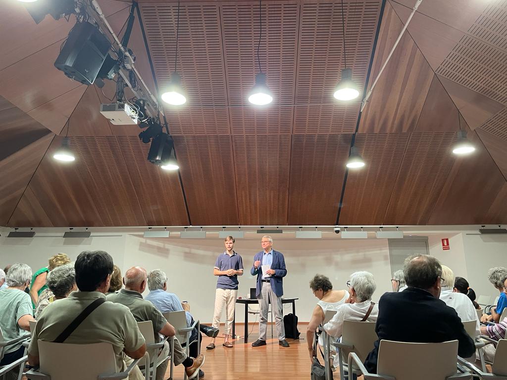 PMatadepera's tweet photo. Magnífica conferència sobre les obres del Pòdium 23 a càrrec de Joan Vives ahir per inaugurar aquesta edició del festival. Ja tenim moltes ganes del primer concert! 🎶 https://t.co/cacDJTYYYC