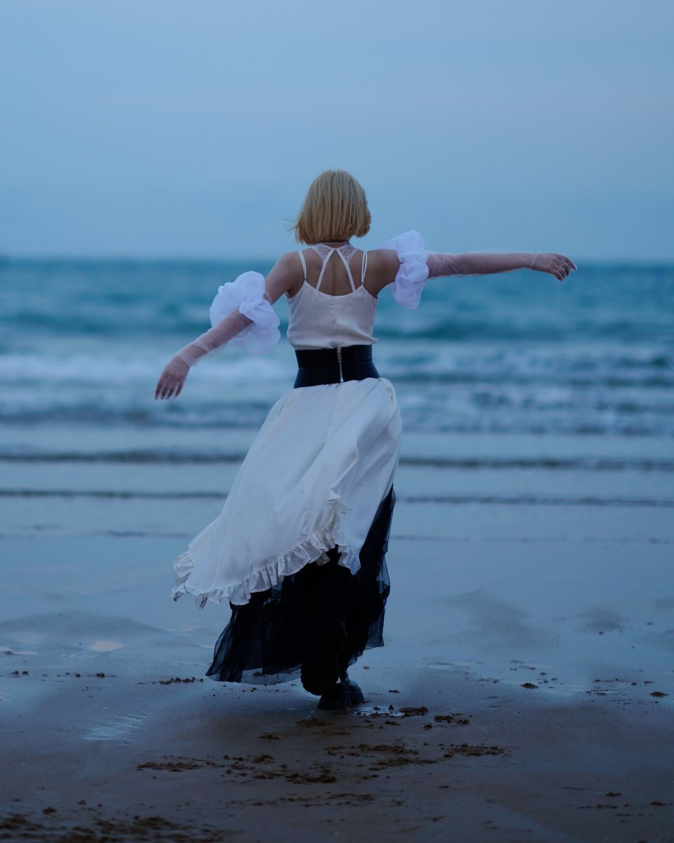 《月神》MV拍摄幕后照片大公开 - PART II

MV中，苏芮琪化身为月神，富有力量感又不失优雅，与月光和海浪相互呼应。又化身狩猎女神，手握弓箭，目光坚定，彰显坚毅和勇敢。

🎵  ➛ surysu.lnk.to/Artemis
🎬  ➛ youtu.be/F75GhdlllgQ

#苏芮琪 #SurySu #スールイチー #수루이치 #SurySuArtemis