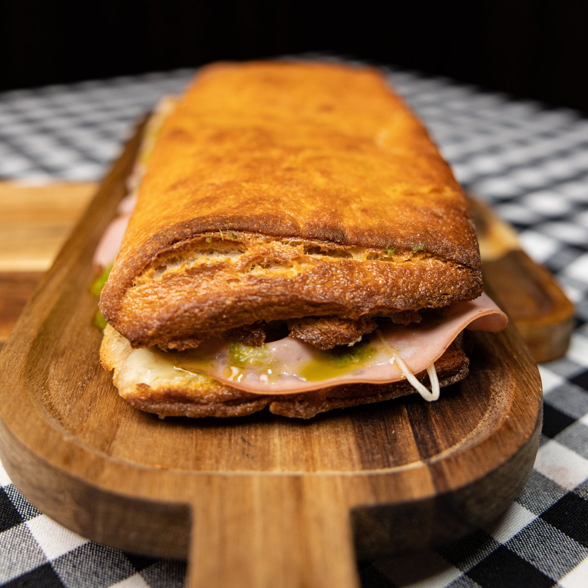 M'pustarella de mortadela, pesto y mozzarella.