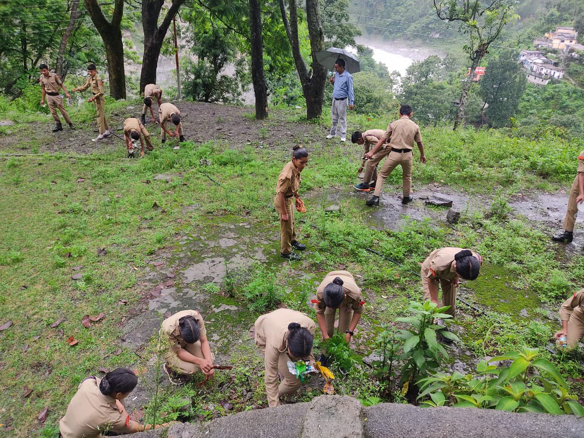 NCCUttrakhand's tweet photo. PG College Karnaprayag Under 1 UK Bn Gopeshwar @HQ_DG_NCC carried out
Cleaning of Alaknada River Banks.
#PuneetSagar
@gpsinghips @pushkardhami @SpokespersonMoD https://t.co/zeMQ8ZKeo6