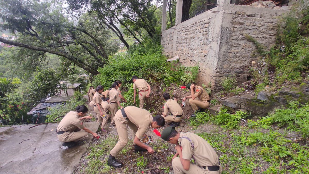 NCCUttrakhand's tweet photo. PG College Karnaprayag Under 1 UK Bn Gopeshwar @HQ_DG_NCC carried out
Cleaning of Alaknada River Banks.
#PuneetSagar
@gpsinghips @pushkardhami @SpokespersonMoD https://t.co/zeMQ8ZKeo6