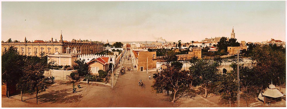 Estamos en 1900. Hace una tranquila mañana en una ciudad de provincias. Algo de humo en las fábricas; tranvías y coches de caballos.

Pero a esta vista se le viene encima el mayor pufo urbano de todo el siglo XX en Sevilla. Porque se trata de la calle San Fernando.