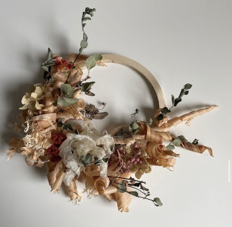 hand9crft29made's tweet photo. 💐過去出店作品紹介💐
カンナ屑でつくるアップサイクルリース
木を削る時に出るカンナ屑と廃材を使った土台の木枠で細部までエシカルな作品です🌱🌎
かんな屑はクラフトメイドマルシェオンラインshopでも販売しています🎶
#エシカル #かんな屑 #craftmade #クラフトメイドマルシェ #サスティナブル https://t.co/sVP88xfyPb