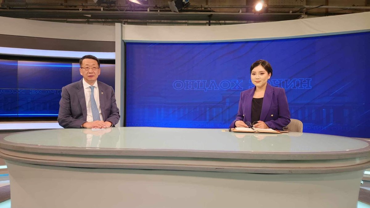 Боловсролын багц хууль:Санхүүжилтийн тогтолцоог өөрчилж 1 хүүхдэд ногдох хувьсах зардлыг индексжүүлнэ. Академик мэдлэгээс илүү амьдралд бэлдэх суурь боловсролыг олгож, англи хэлийг бага ангиас нь заана. Их сургуулийн тоог 20 болгож бууруулах, нам дагасан захирлын томилгоог хална