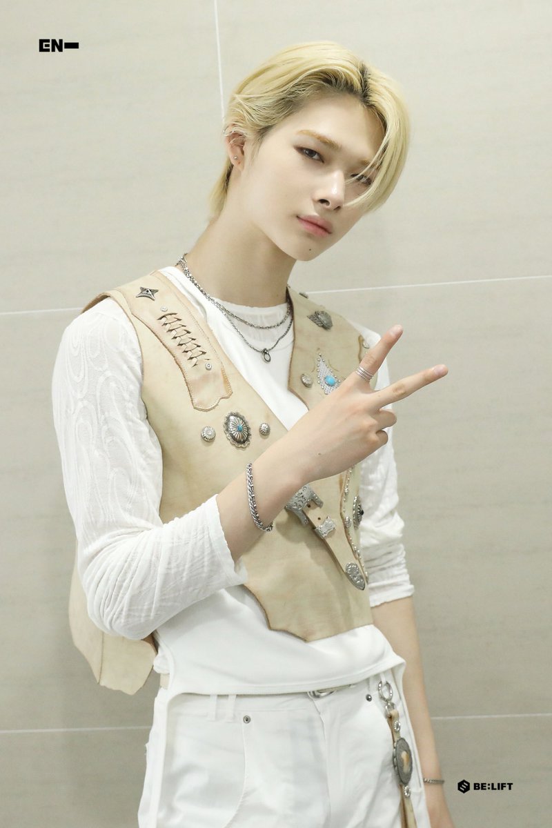 ニットの萌え袖あざと過ぎるㅋㅋㅋいやみんな大好きでしょ(⑉• •⑉)♡
何気に私はこの白い衣装も好き👍👍
#ENHYPEN #엔하이픈
#NI_KI #니키