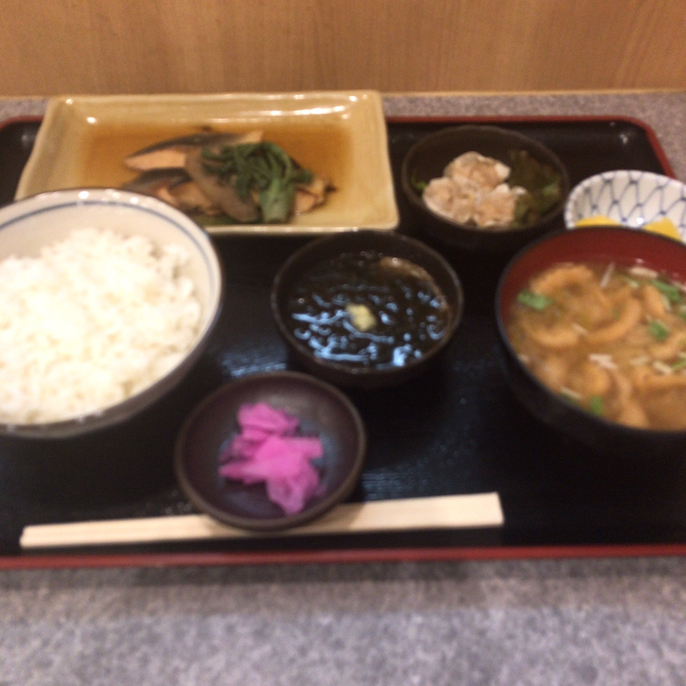 Coper21's tweet photo. 日替わり定食　半ライス
ますの煮付け 
https://t.co/BzKU0IhMjR #tabelog https://t.co/evea7bForJ