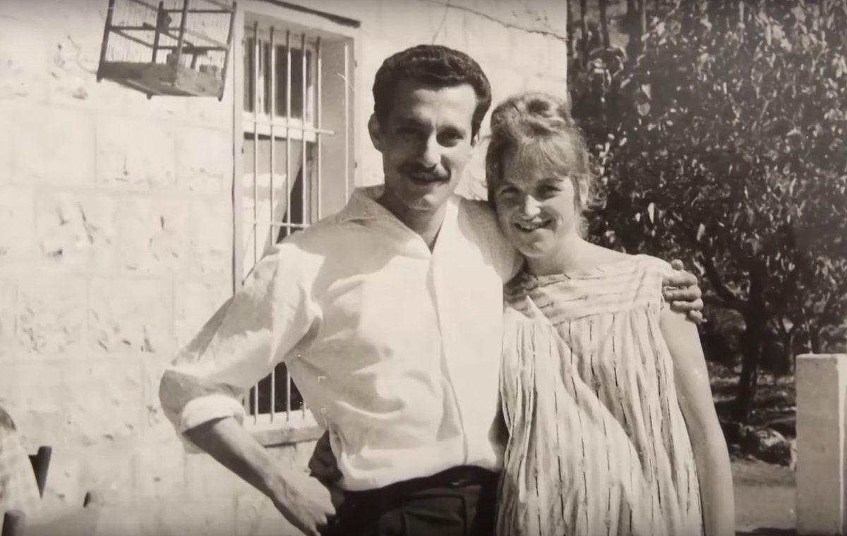 غسان كنفاني |
"كان يعلم بأن جيله لن يرى فلسطين، إنما الجيل الذي سيأتي سيراها. كما أننا لسنا جيل الثورة، بل الجيل والأجيال التي ستأتي فيما بعد، كما كان يؤمن بأن فلسطين لن تتحرر ما لم يتحرر العالم العربي"

آني كنفاني: أتخيل غسان يجلس معنا  
(مقابلة مع زوجه الشهيد غسان كنفاني) 1⃣