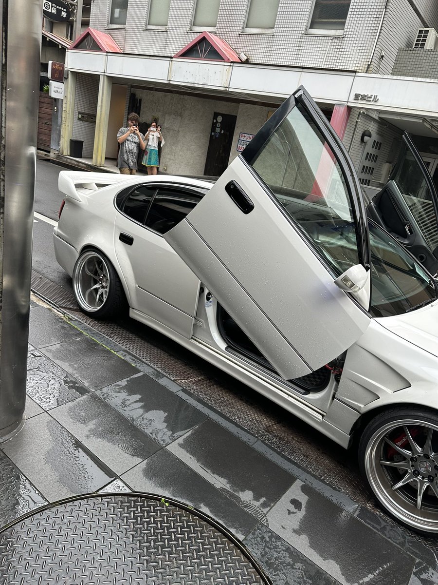 __CHASER__'s tweet photo. 昨日外国の観光客ぽい人が車の写真撮ってたからドア開けてあげたらすごい盛り上がりだった！
繋がらないかな？
#アリスト　
#ガルウィング https://t.co/U2lOyfQZ85