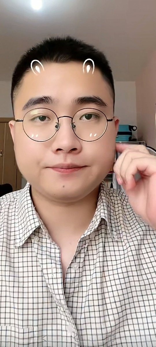 youber166's tweet photo. 就是这个人，大家自己看吧，上来第一句说人家有病，你他妈眼睛能透视啊，我再告诉你一遍 那红色是刚纹身之后留下的，不明白回家问问你妈 https://t.co/E6OoRhkgKc