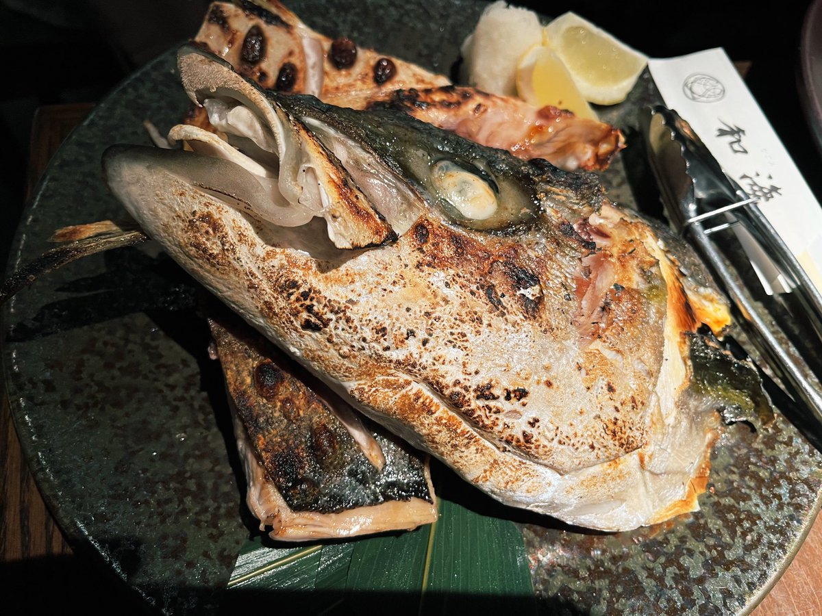 Defence_1031_'s tweet photo. ブリのカマ焼きの迫力がエグい https://t.co/R1C73dDCvV
