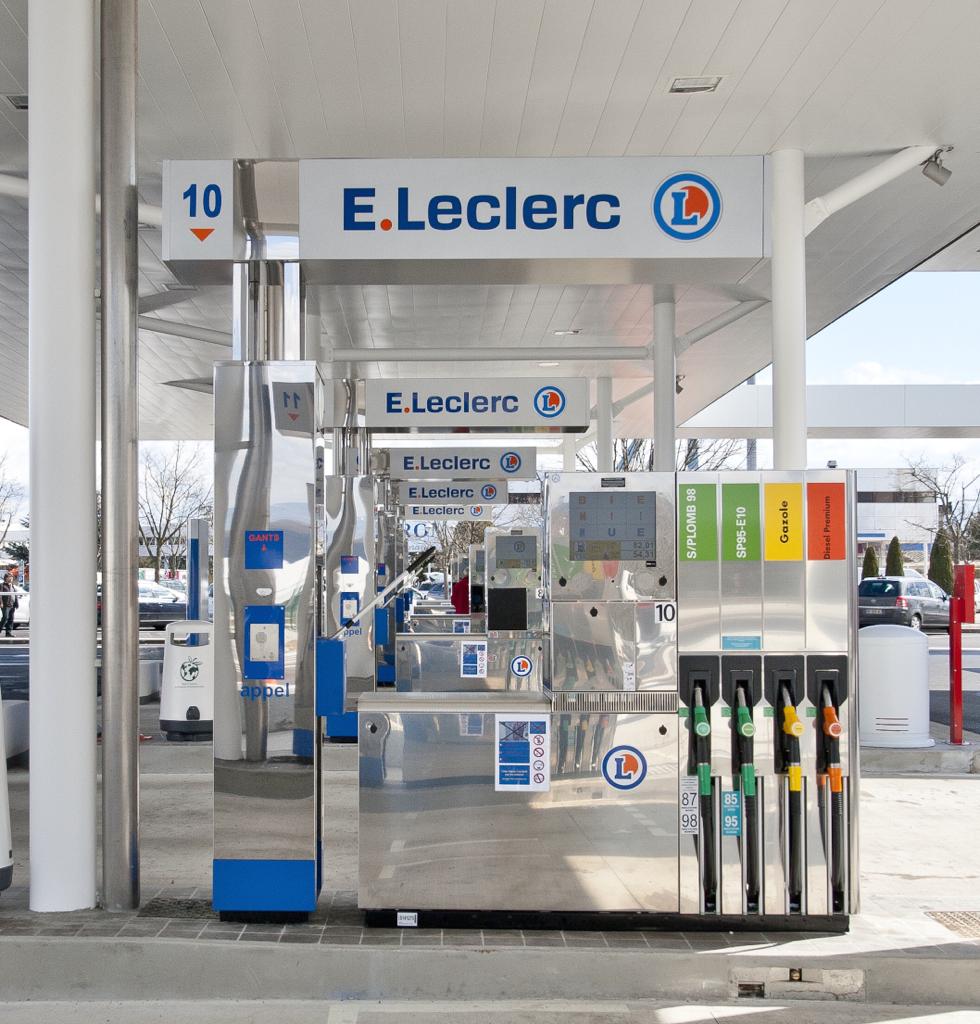 Leclerc_MEL's tweet photo. Comme promis, les stations @Leclerc continuent à vendre le carburant à prix coûtant, tous les week-ends, jusqu'au grand chassé-croisé de la mi-août : profitez-en dès aujourd'hui ! Et bon week-end à tous ! 🙌🙌 https://t.co/KXxjxy6hqD