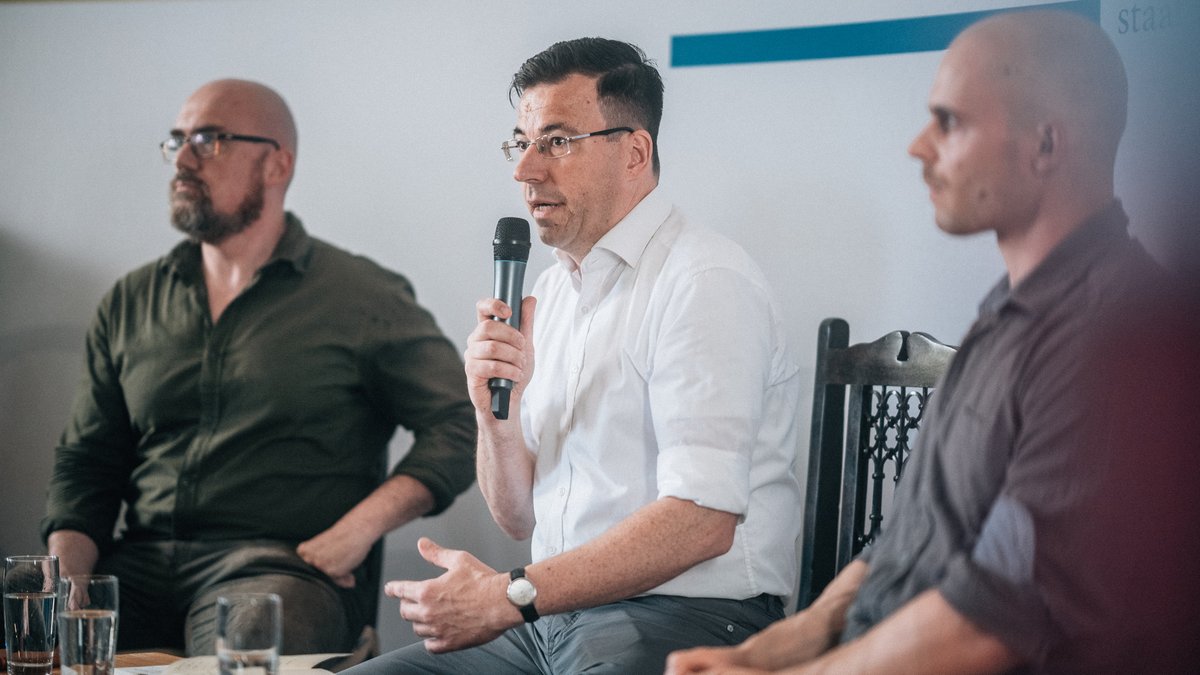 SiNetz's tweet image. Ist der #Islam unser Feind? - Die alte Frage rechter Politik muß angesichts von #Überfremdung &amp;amp; Homoglobo-Ideologie neu gestellt werden. Höfer &amp;amp; #Tillschneider wollen das Potential konservativer Moslems nutzbar machen, Lehnert hält dagegen.

#Sommerfest #Schnellroda #sr0807 /🧵