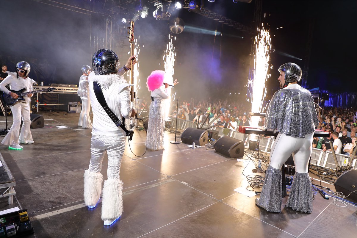 MissDiscoUK's tweet photo. A massive THANK YOU to the absolutely incredible F1 crowd at Silverstone Woodlands last night! It really was one of the best gigs we’ve ever played. Until next time… x
💃🏽🏎️🏁🕺🏻🍸🙌
#missdisco #silverstonewoodlands
#F1 #bestcrowd #disco #party
(📸 Martin Porter) https://t.co/QM5pp53CXM