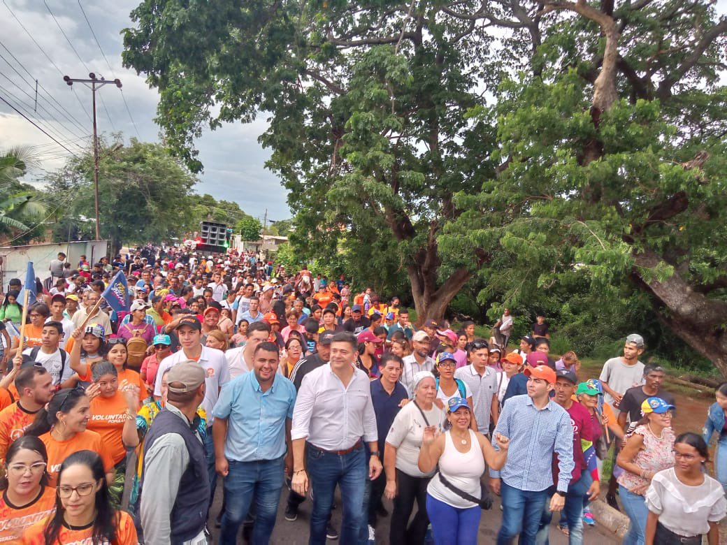 #7Julio el sector los coquitos en #ciudadbolivar se volcó a las calles a caminar junto a @freddysuperlano continuamos hombro a hombro con la gente rumbo a las #Primarias2023 
Si Barinas pudo, Bolívar puede.
