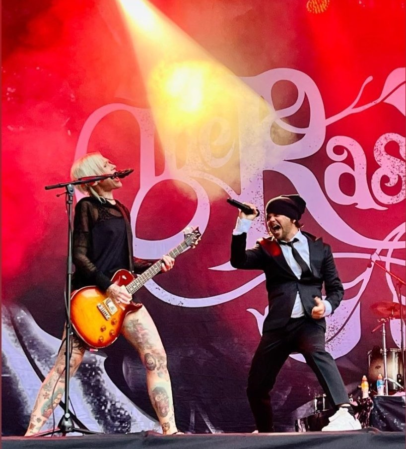 justifytherasmu's tweet photo. Emppu y Lauri en el #WanajaFestival
The Rasmus a finalizado otra fecha más en los festivales en las que se a confirmado su asistencia 🤘🔥
#laurisweek #TheRasmus #therasmusofficial #Festival #Emppu https://t.co/piSiDlKD8e