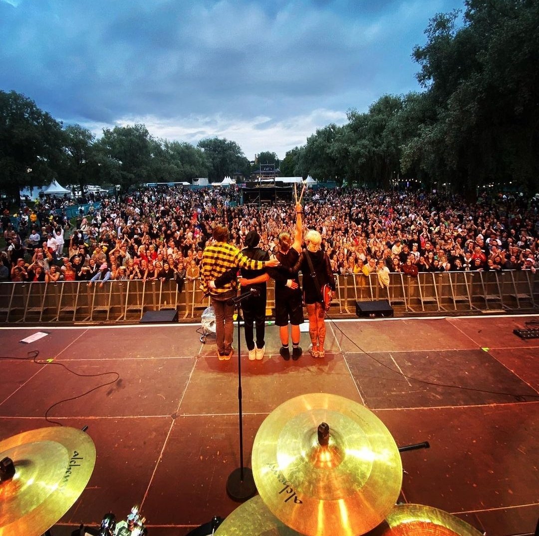 justifytherasmu's tweet photo. Emppu y Lauri en el #WanajaFestival
The Rasmus a finalizado otra fecha más en los festivales en las que se a confirmado su asistencia 🤘🔥
#laurisweek #TheRasmus #therasmusofficial #Festival #Emppu https://t.co/piSiDlKD8e