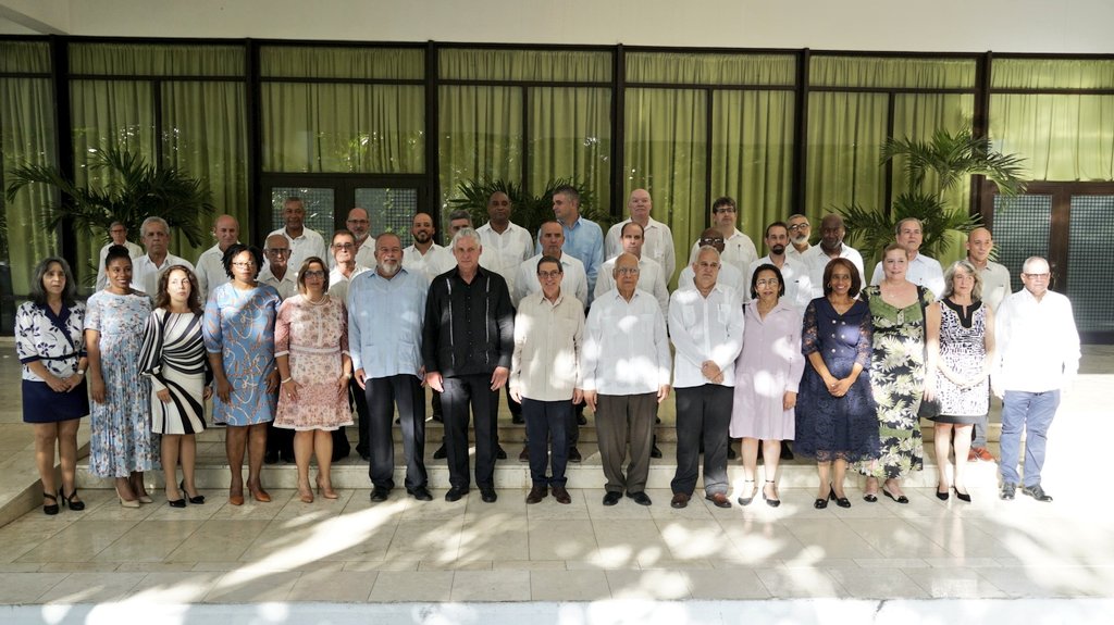 Con la presencia del Pdte <a href="/DiazCanelB/">Miguel Díaz-Canel Bermúdez</a>, el primer ministro <a href="/MMarreroCruz/">Manuel Marrero Cruz</a> y dirigentes del <a href="/PartidoPCC/">Partido Comunista de Cuba</a> y <a href="/GobiernoCuba/">Gobierno Cuba 🇨🇺</a>, se efectuó ceremonia de juramento de nuevos Jefes de Misiones designados en el servicio exterior. Confiamos serán leales al legado del Canciller de la Dignidad.
