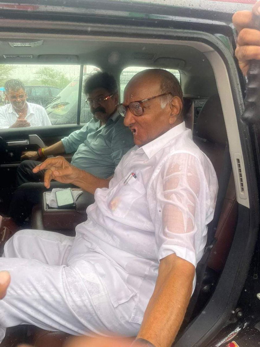 JankarSantosh's tweet photo. वारंवार पावसात भिजलेले फोटो टाकून अजून किती दिवस सहानुभूती मिळवणार? पावसाळ्यात तुमच्याकडे एक छत्री तुम्ही बाळगू शकत नाही का? 
एवढे हजारो कार्यकर्ते असताना तुम्हाला कोणी एक छत्री देत नाही. या वयात अजून किती स्टंट मारणार?
#SharadPawar #NCPCrisis #NCPBreaksUp https://t.co/2ADh3wKU9c